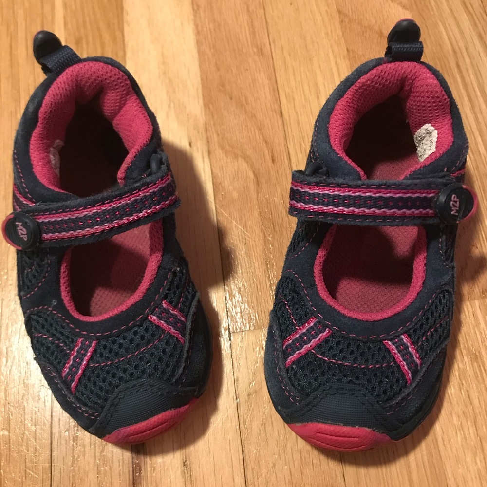 Stride rite made 2 play Mary Jane sneakers